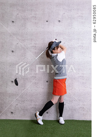 ゴルフウェアの女性 ゴルフウェアの女性 62950085