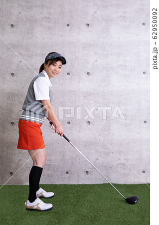 ゴルフウェアの女性 62950092