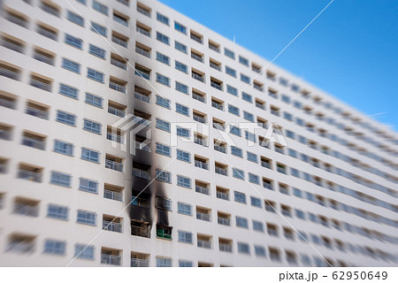 高層マンションの火災現場 62950649