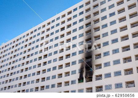 高層マンションの火災現場 62950656