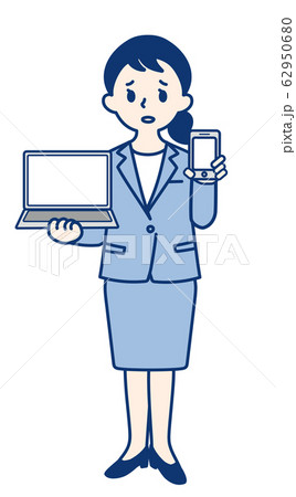 女性　ビジネスウーマン　OL　説明　パソコン　携帯　スマホ 62950680