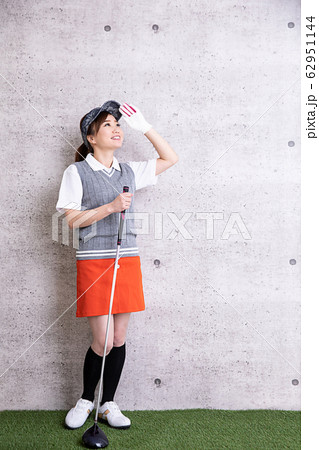 ゴルフウェアの女性 62951144