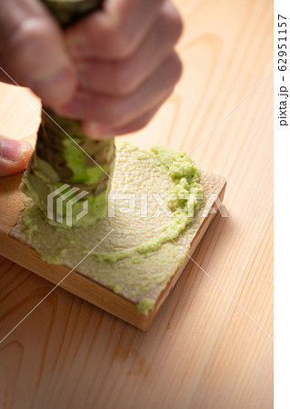 山葵を擦りおろす 62951157