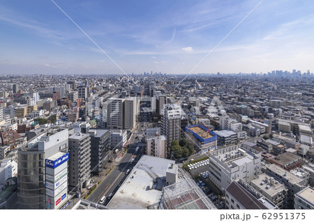 都市風景 ビル群と住宅街 東京練馬から池袋 新宿方面の展望の写真素材