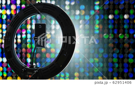Circular lamp with a phone for bloggers and selfie 62951406