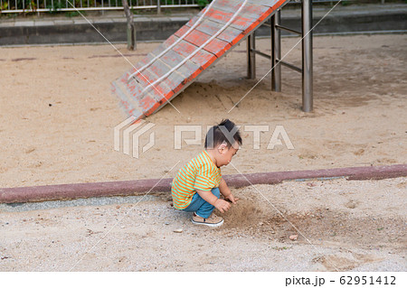 赤ちゃん 子供 遊び場 62951412