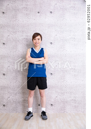 バスケットボールをする女性 62952001