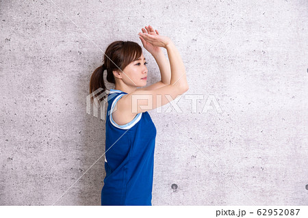 バスケットボールをする女性 62952087