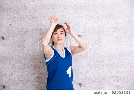 バスケットボールをする女性 62952131