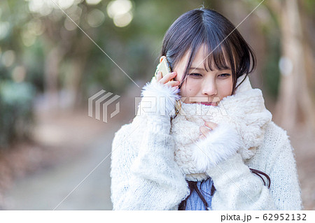電話中の若い女性 冬 ニットのセータ 電話中の若い女性 冬 ニットのセータ 62952132
