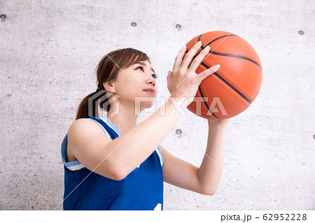 バスケットボールをする女性 62952228