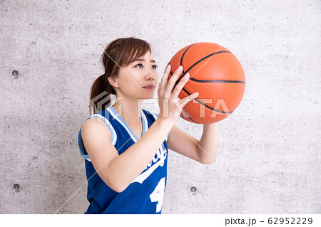 バスケットボールをする女性 62952229