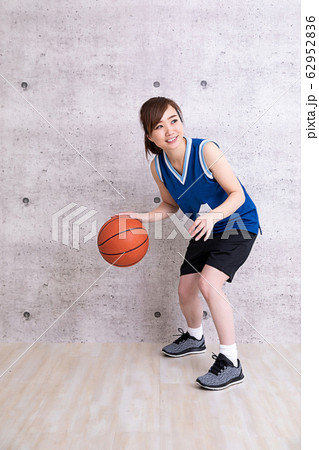 バスケットボールをする女性 62952836