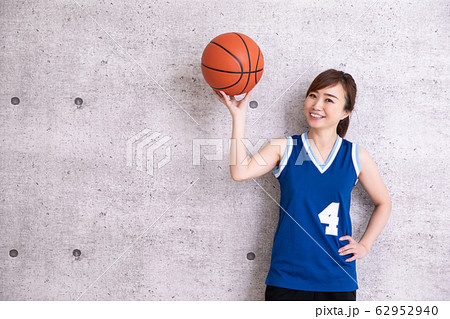 バスケットボールをする女性 62952940