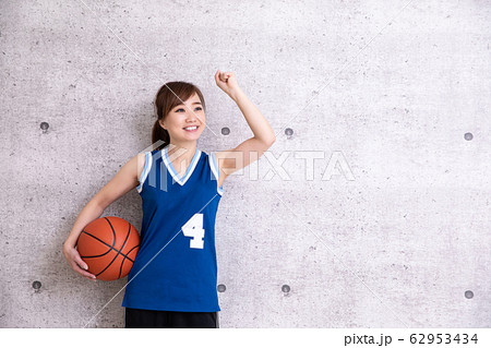 バスケットボールをする女性 62953434