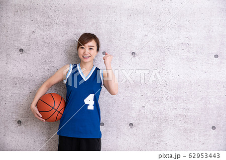 バスケットボールをする女性 バスケットボールをする女性 62953443