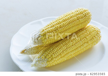 Fresh sweet corn on white plate, close up	 62953565