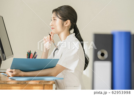 医療 女性 女 62953998