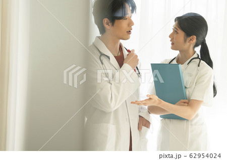 医療 男女 医師 62954024