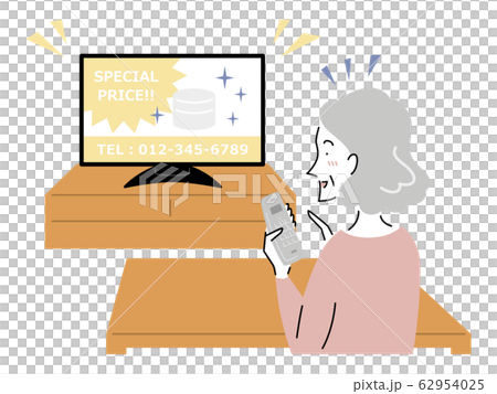 通販番組を見て電話をかけるシニア女性 62954025