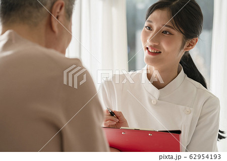 韓国人 若い女性 クリニック 62954193
