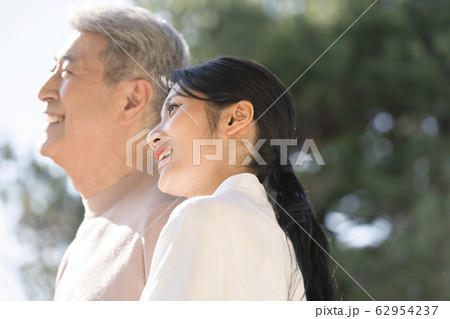 医療 男女 韓国人 62954237