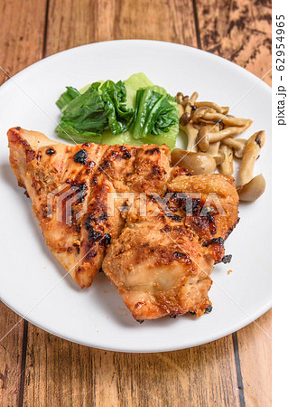 鶏肉の味噌漬け焼き 鶏肉の味噌漬け焼き 62954965