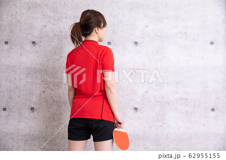 卓球をやる女性 卓球をやる女性 62955155