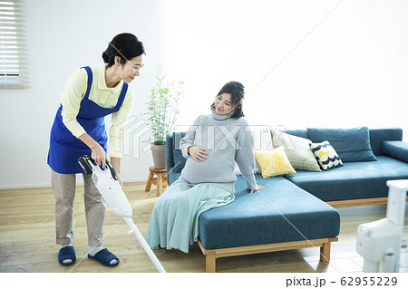 妊婦とホームヘルパー 62955229