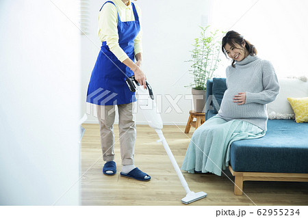 妊婦とホームヘルパー 62955234