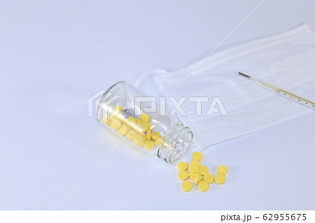 マスクと体温計と薬 マスクと体温計と薬 62955675
