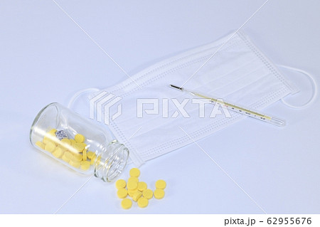 マスクと体温計と薬 マスクと体温計と薬 62955676