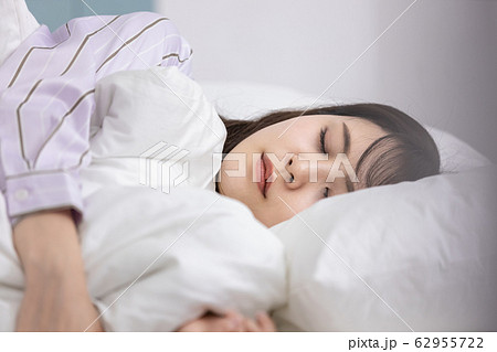 若い女性　眠る　睡眠 62955722