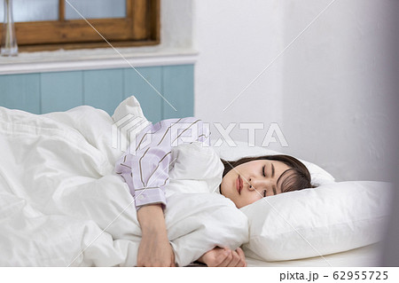 若い女性 眠る 睡眠 若い女性 眠る 睡眠 62955725