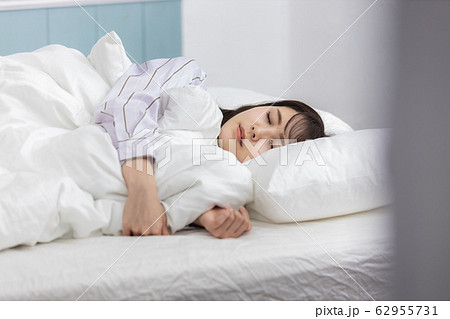 若い女性 眠る 睡眠 若い女性 眠る 睡眠 62955731