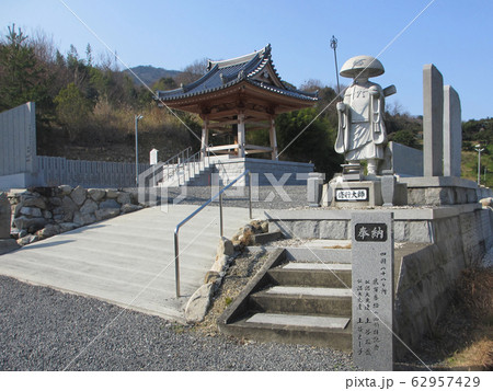 四国八十八箇所73番出釈迦寺、修行大師と鐘楼 62957429