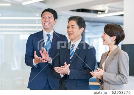business　称賛　拍手　ビジネスパーソン 62958276