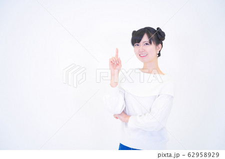 白バック 指を指す女性 白バック 指を指す女性 62958929