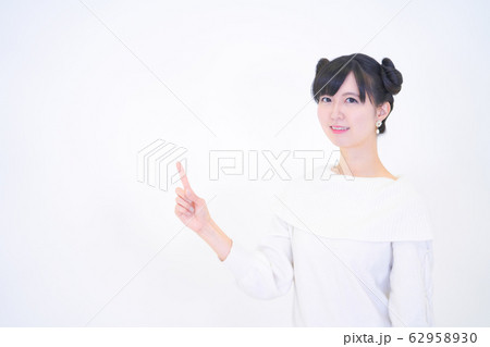 白バック　指を指す女性 62958930