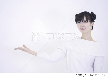 白バック　指を指す女性 62958935