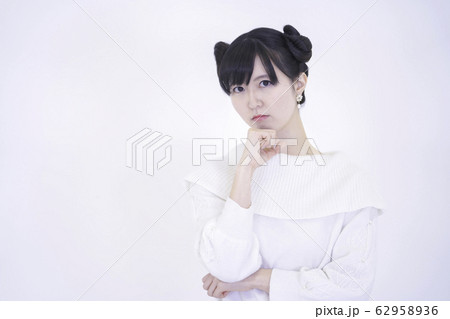 白バック　考える　女性 62958936
