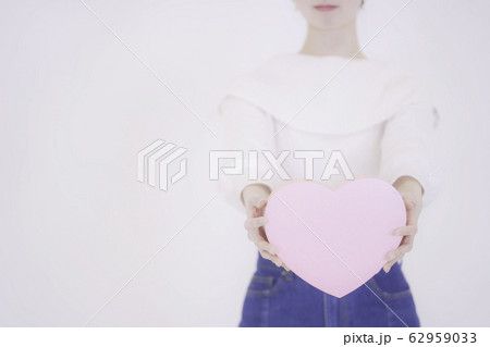 バレンタイン　ハートを持つ女性 62959033