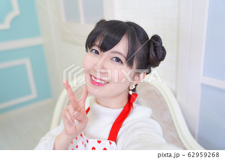 自撮りをする女性 62959268