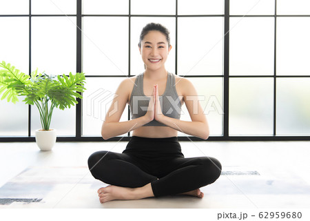 健康的　女性　運動　フィットネス　ヨガ　可 62959680