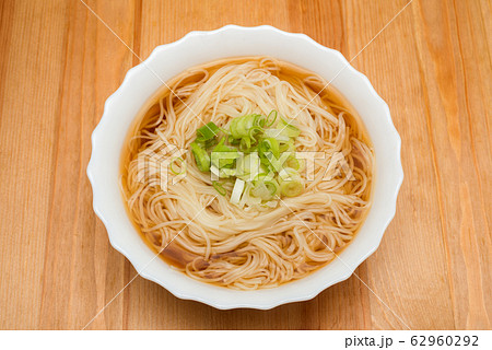 深皿に盛ったにゅうめん 深皿に盛ったにゅうめん 62960292
