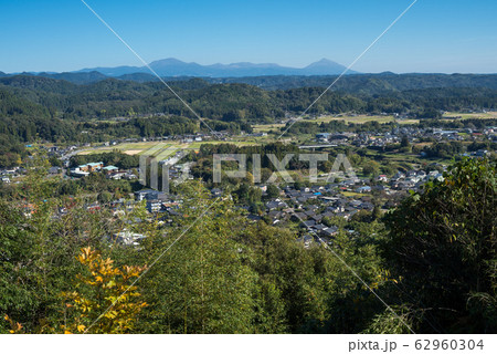 霧島連山をバックに蒲生の町並み 62960304