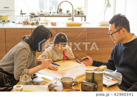 地図を見ながら避難先などを確認する家族 62960341