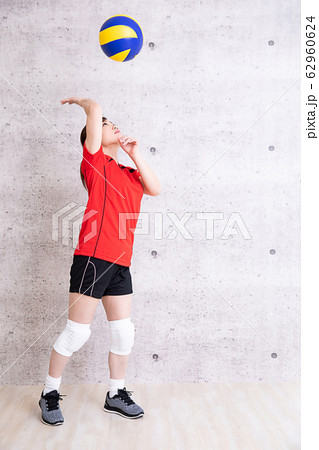 バレーボールをやる女性 バレーボールをやる女性 62960624