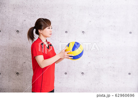 バレーボールをやる女性 バレーボールをやる女性 62960696