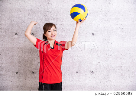 バレーボールをやる女性 62960698
